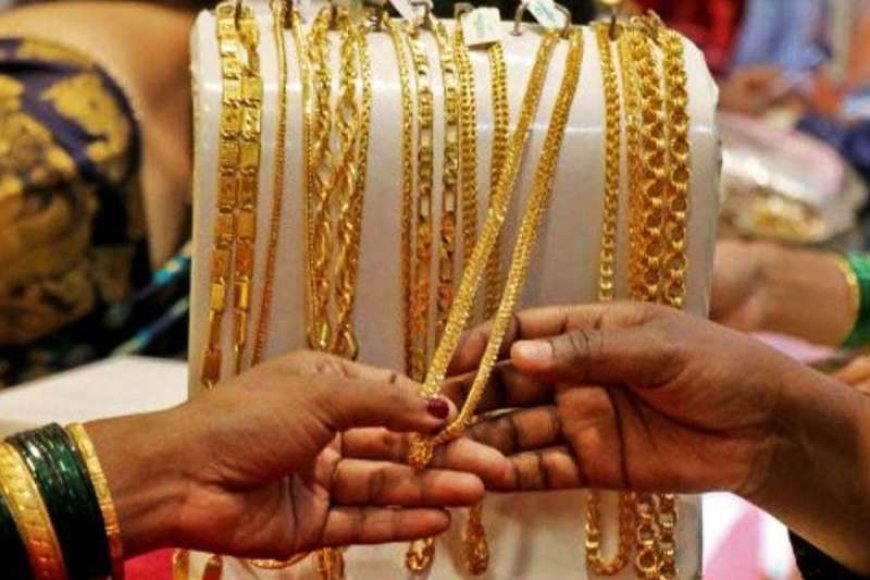 Gold Rate 2025: गोल्ड के दामों में बदलाव, निवेशकों के लिए क्या है जरूरी?